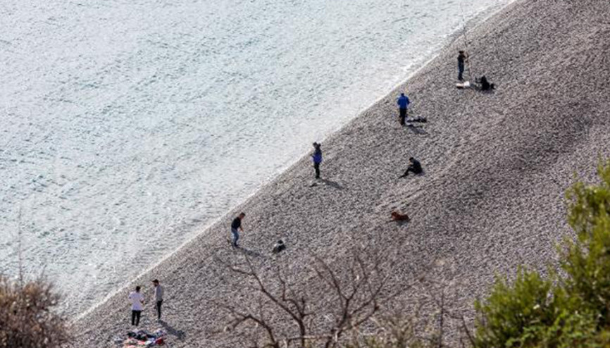 Sağanak beklenen Antalyada deniz keyfi
