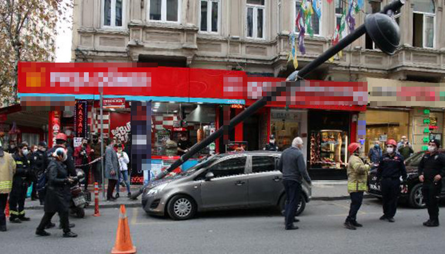 Şişlide aydınlatma direği otomobilin üzerine devrildi