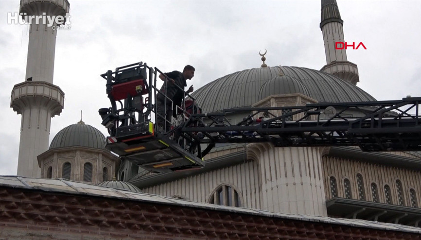 Taksim Camii duvarına çıkıp jiletle kendisine zarar verdi