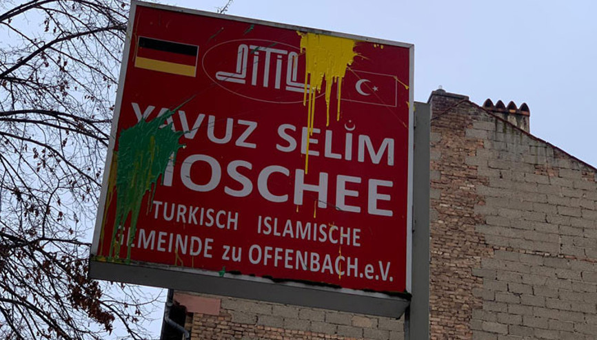 Terör örgütü yandaşlarından camiye boyalı saldırı