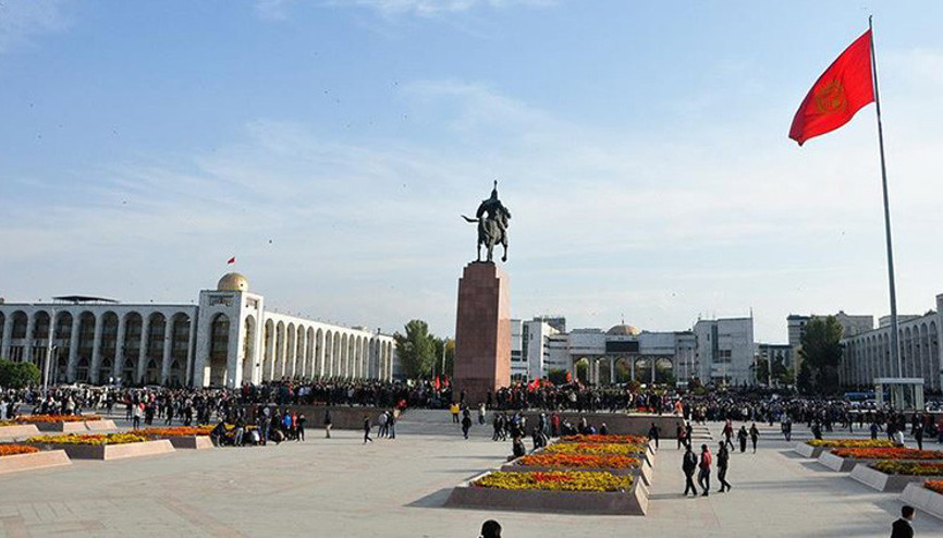 Kırgızistanda ülkenin yönetim şeklini belirlemek için referandum yapılacak