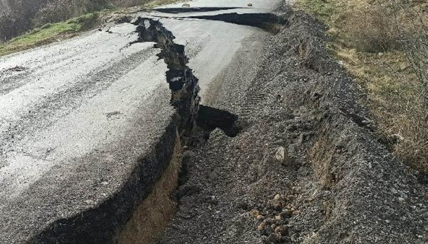 Mahalleleri birbirine bağlayan yol, sağanakta çöktü