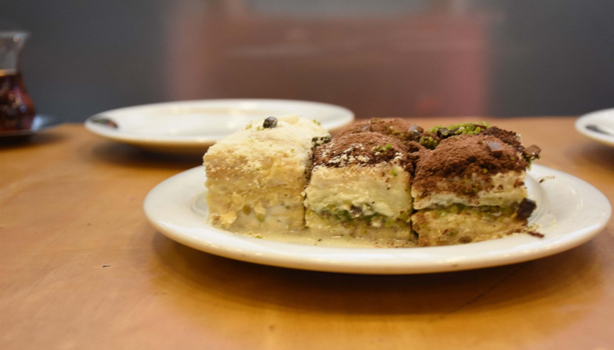 Baklavanın lezzeti ile sütlü tatlıların hafifliği bir arada