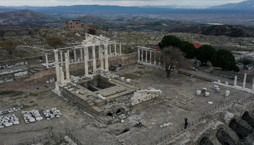 Bergama Zeus Sunağını istiyor