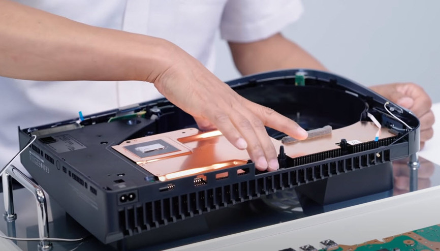 PS5 paramparça oldu: İçinden bakın neler çıktı