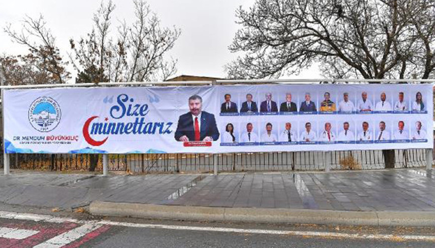 Kayseride sağlık çalışanlarına size minnettarız afişi