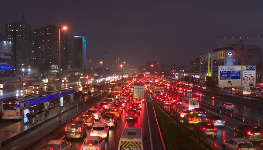İstanbulda trafik durma noktasına geldi