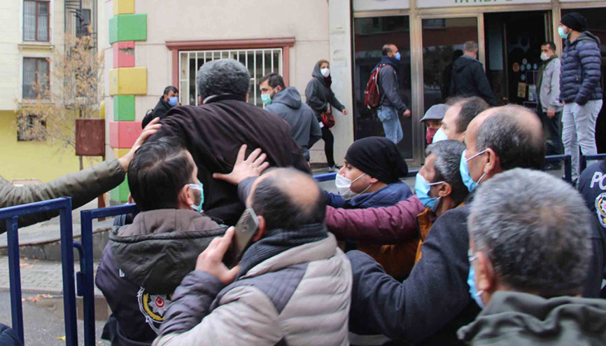 Diyarbakırda HDP il binası önünde gerginlik