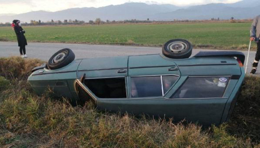 Takla atan otomobil şarampole devrildi: 3 yaralı