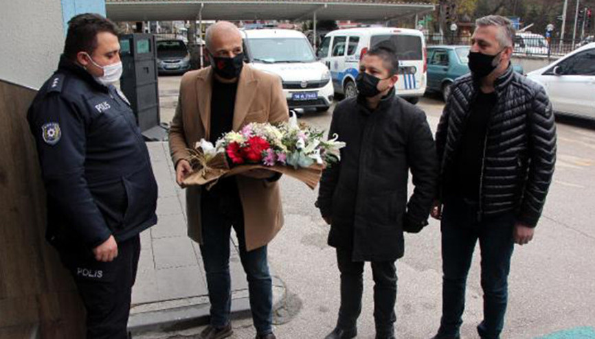 Boluda vatandaşlardan polise çiçek