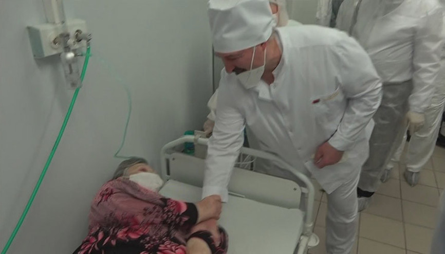 Belarus lideri Lukaşenko, koronavirüs hastasını ziyaretinde maskesini indirdi