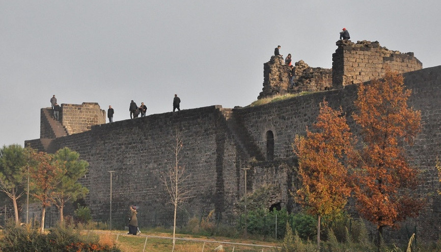Koronavirüs ve düşme riskine rağmen surlarda fotoğraf çekiyorlar