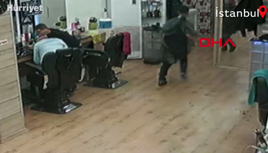 Güngörende kuaförde tıraş olan kişilere silahlı saldırı kamerada
