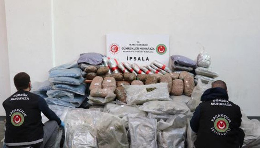 İpsalada, TIR dorsesinin tabanına gizlenen 257 kilo esrar bulundu