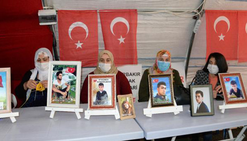 Evlatlarına kavuşan ailelerden nöbetteki ailelere destek