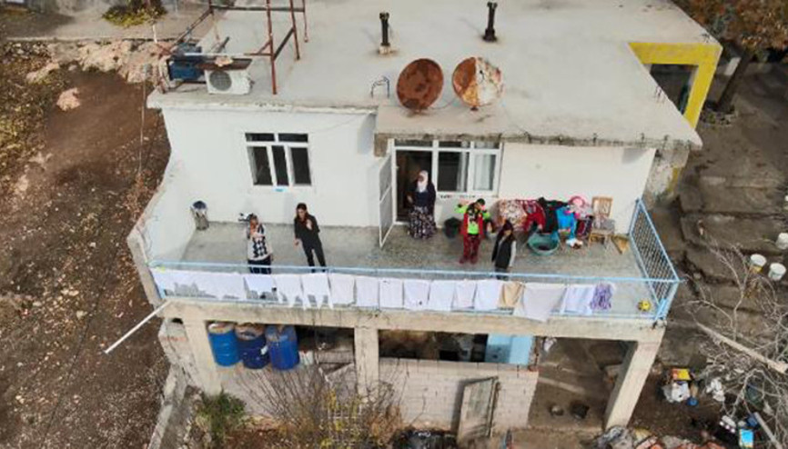 Polis, kısıtlamada acil ilaçları dronla ulaştırdı