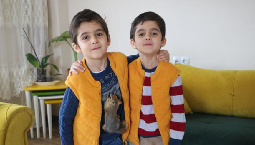 Yavru sincap, ikizlerin neşesi oldu Yavru sincap, ikizlerin neşesi oldu