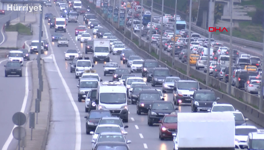 İstanbulda hafta sonu kısıtlaması öncesi trafik yoğunluğu