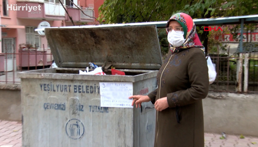 Dalgınlıkla attığı altınları getirilir umuduyla çöp konteynerinin başında bekliyor