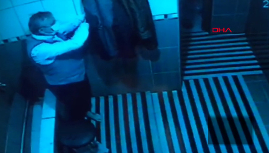 Abdest alır gibi yaptı, ceketin cebinden 10 bin lirayı çaldı