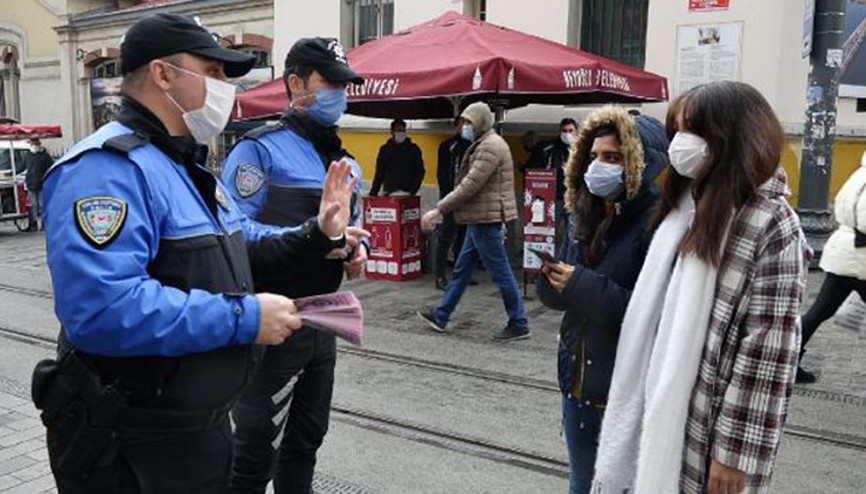 Taksim’de polisten kadınlara KADES bilgilendirmesi Taksim’de polisten kadınlara KADES bilgilendirmesi