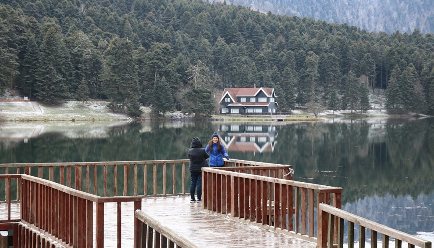 Gölcük Tabiat Parkı’nın yüksek kesimleri beyaz örtüyle kaplandı
