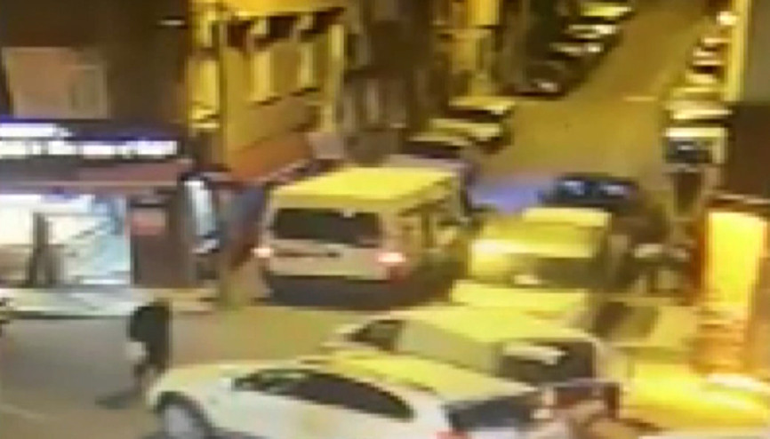 Dehşet anları Öldürdükleri kişiyi battaniyeye sarıp böyle taşıdılar