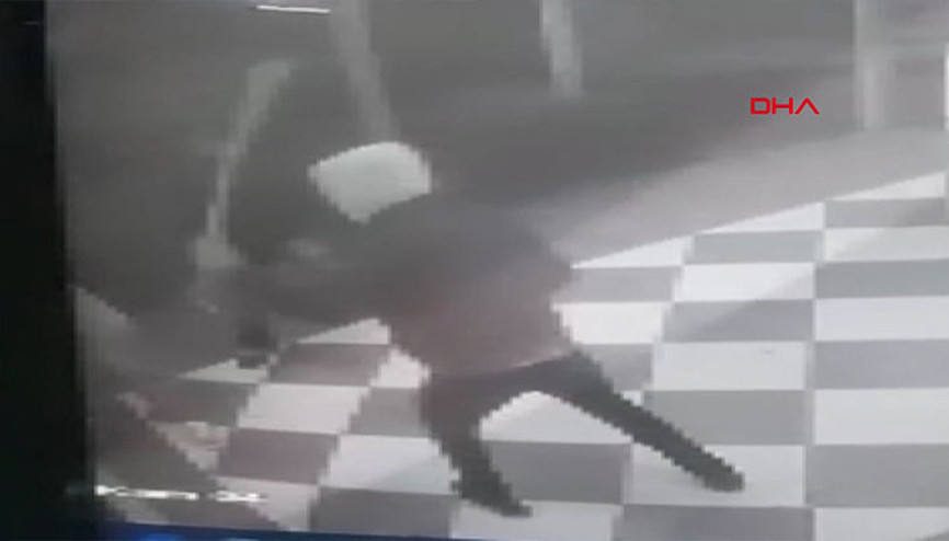 Dükkanın önünü temizleyen kadın simitçi neye uğradığını şaşırdı