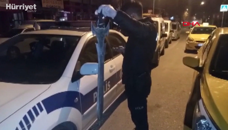 Alkollü müşteri taksi durağında kılıçla dehşet saçtı