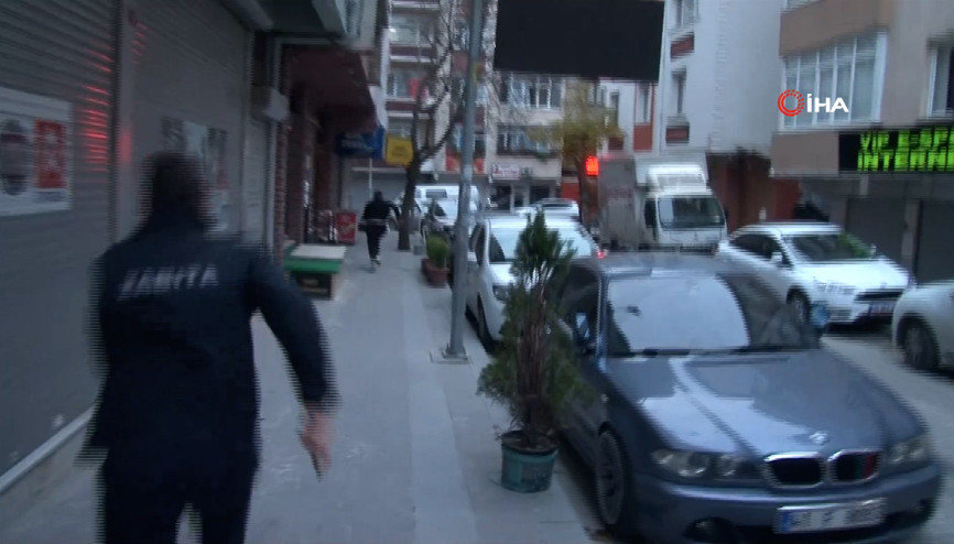 Yasağa rağmen internet kafeye gelenler zabıtadan böyle kaçtı