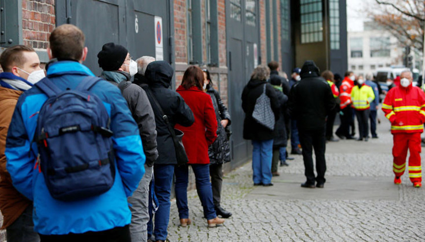 Sağlıkçılar aşı için sıraya girdi