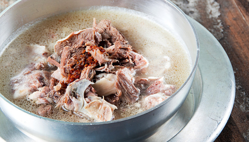 Yaşlanmanın adeta önüne geçiyor… Kemik suyunda bolca mevcut