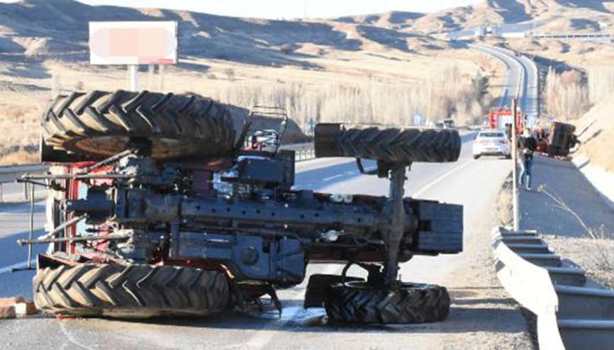 Sivasta traktör devrildi: 3 yaralı