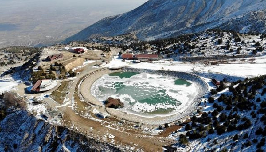 Erzincan’da Ardıçlı Gölü buz tuttu