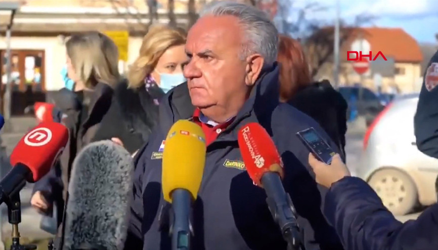 Belediye başkanı açıklama yaparken artçı depreme yakalandı