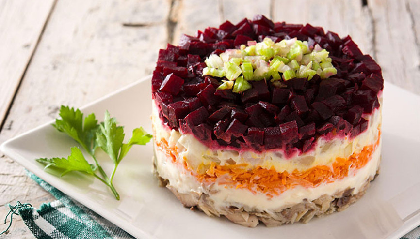 Yılbaşı sofralarına renk katacak çeşit çeşit salata tarifleri