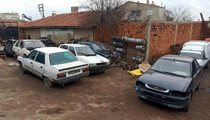 Oto hırsızlığından tutuklu bulunan kişinin oto galerisinde çalıntı otomobiller ele geçti
