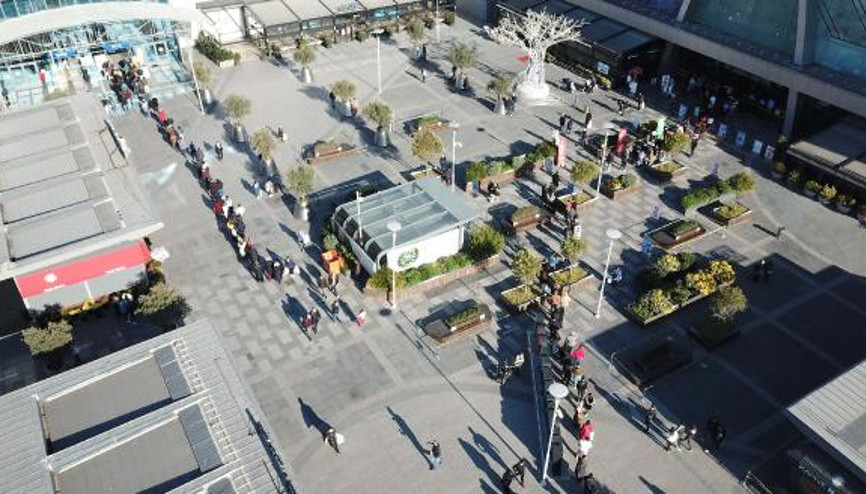AVM önünde yılbaşı alışverişi kuyruğu