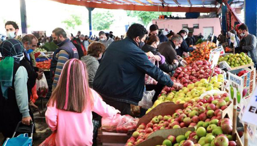 Adanada, yılbaşı kısıtlaması öncesi semt pazarlarında yoğunluk
