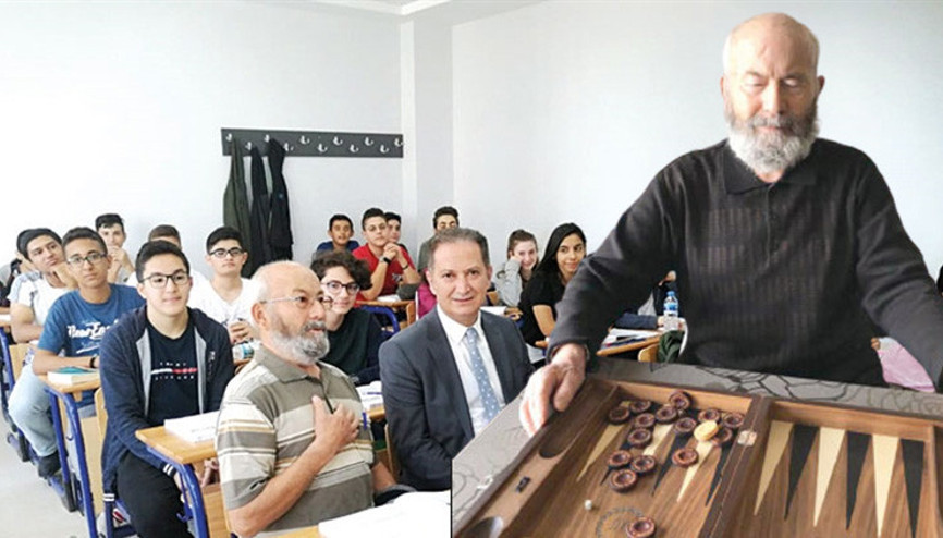 Okuluna tavla atıyor