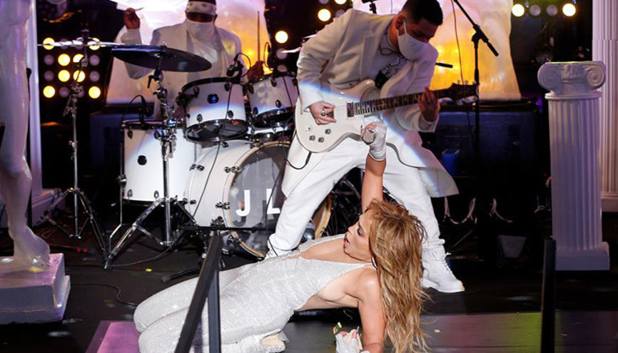 Jennifer Lopez boş meydanda konser verdi