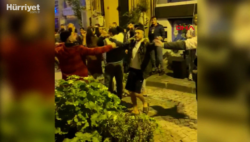 Kumkapıda sokakta sosyal mesafesiz yılbaşı kutlaması