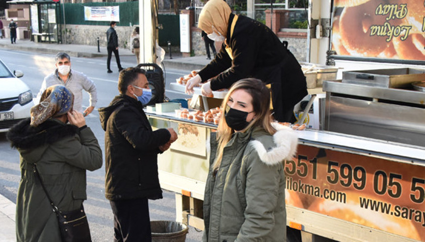 Şarkıcı Tuğba Özerk, Bebek’te lokma dağıttı