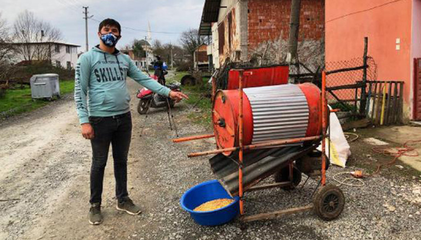 Hurda malzemelerden mısır taneleme makinesi yaptı