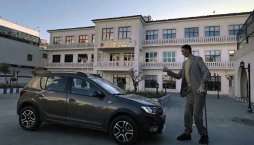 ‘Dünyanın en uzun adamı’ ile Hayat tamircisi’nden kediler için kamu spotu