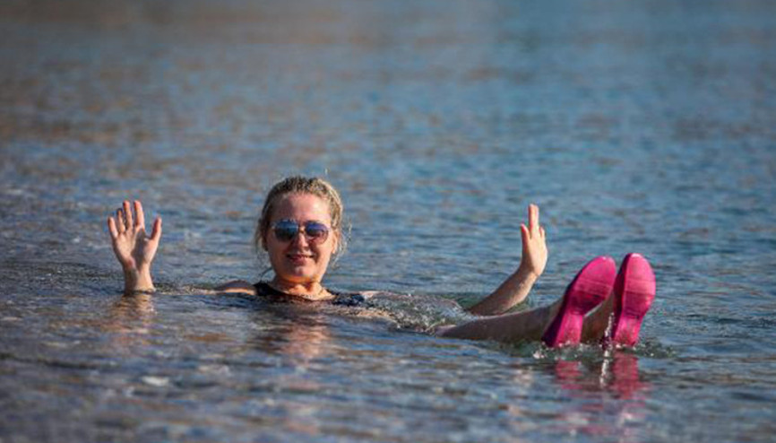 Turistlerin kısıtlamada deniz keyfi Turistlerin kısıtlamada deniz keyfi