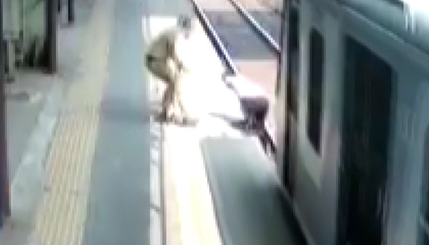Trenin altında kalmaktan son anda kurtuldu