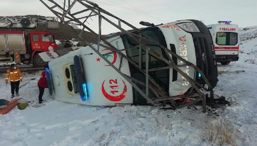 Hasta taşıyan ambulans elektrik direğine çarpıp, yan yattı: 5 yaralı Hasta taşıyan ambulans elektrik direğine çarpıp, yan yattı: 5 yaralı