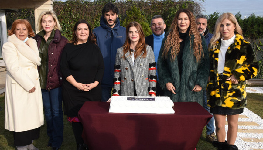 Dalgalar ve İzler filminin çekimleri bitti Ekip pasta kesti...