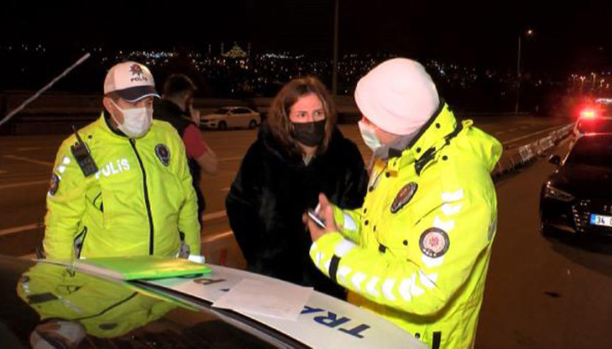 Kimlik soran polise banka kartı gösterdi Kimlik soran polise banka kartı gösterdi